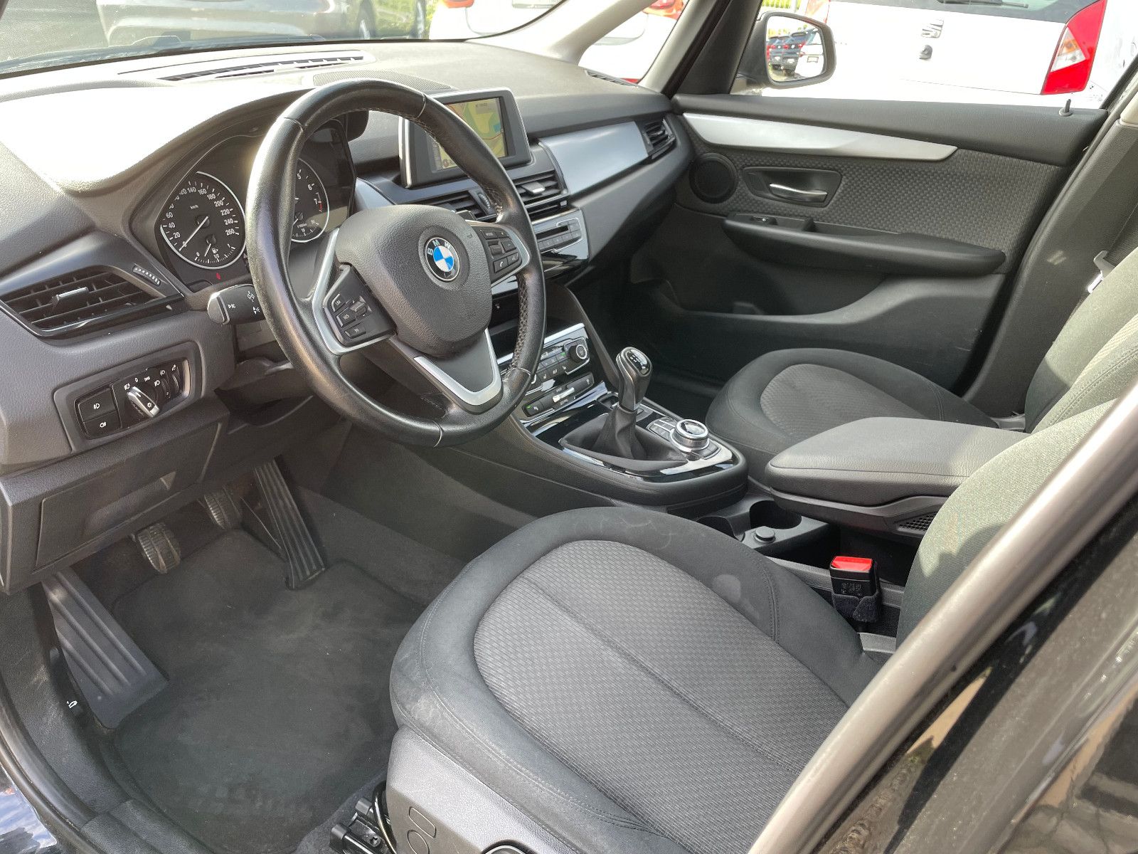 Fahrzeugabbildung BMW 218i AT ADV. Navi Alarm AHK PANO PDC HiFi SPORTL