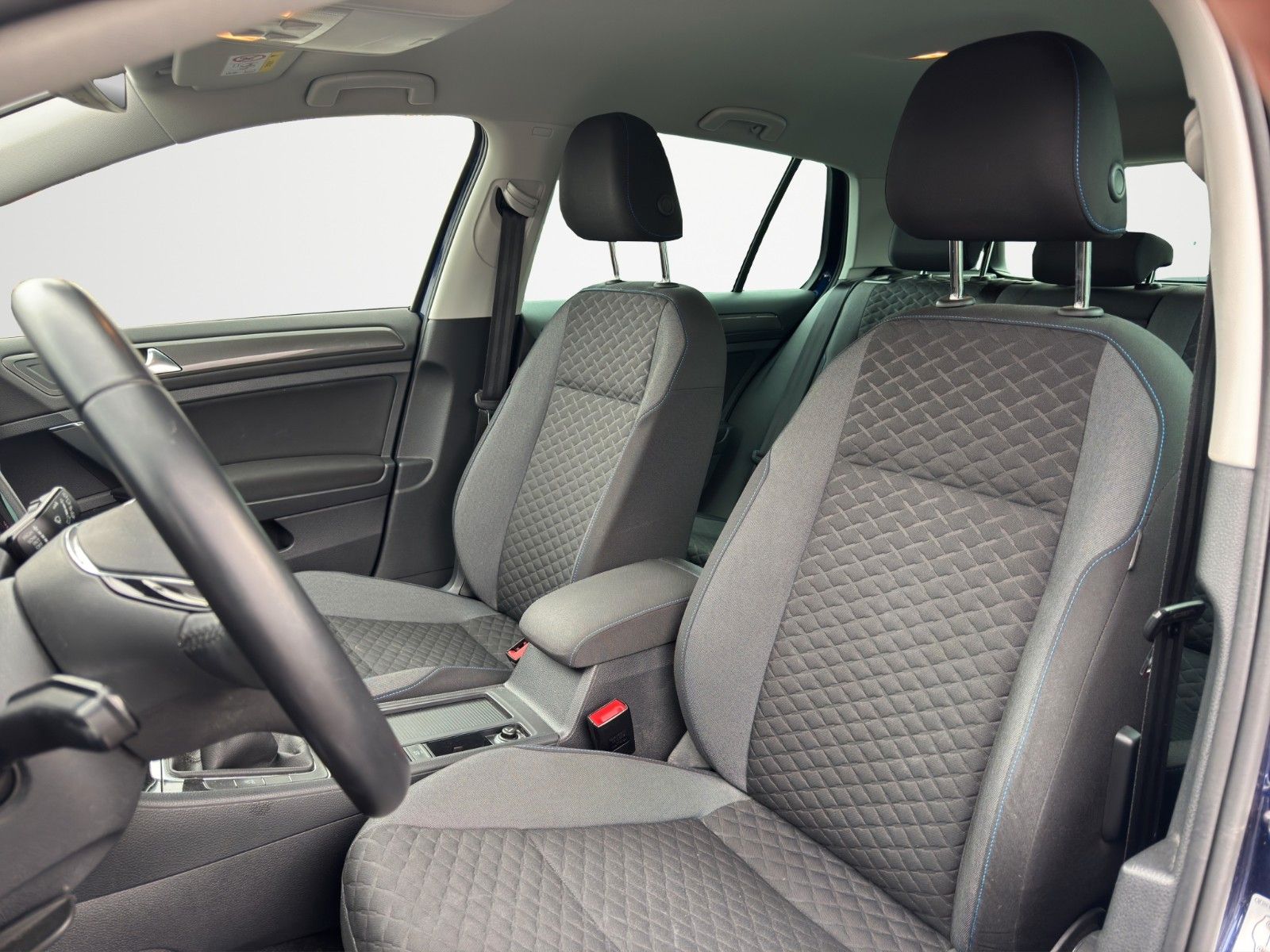 Fahrzeugabbildung Volkswagen GOLF VII 1.0TSI JOIN NAVI APP KAM SHZ MFL DAB