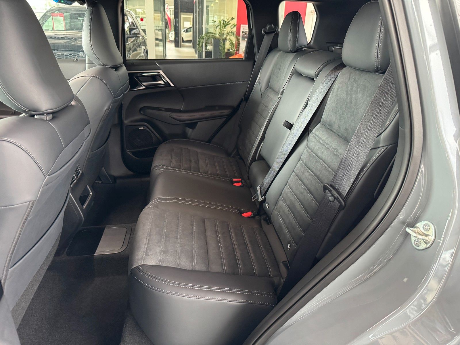 Fahrzeugabbildung Mitsubishi Outlander 2.4 PHEV 4WD Select
