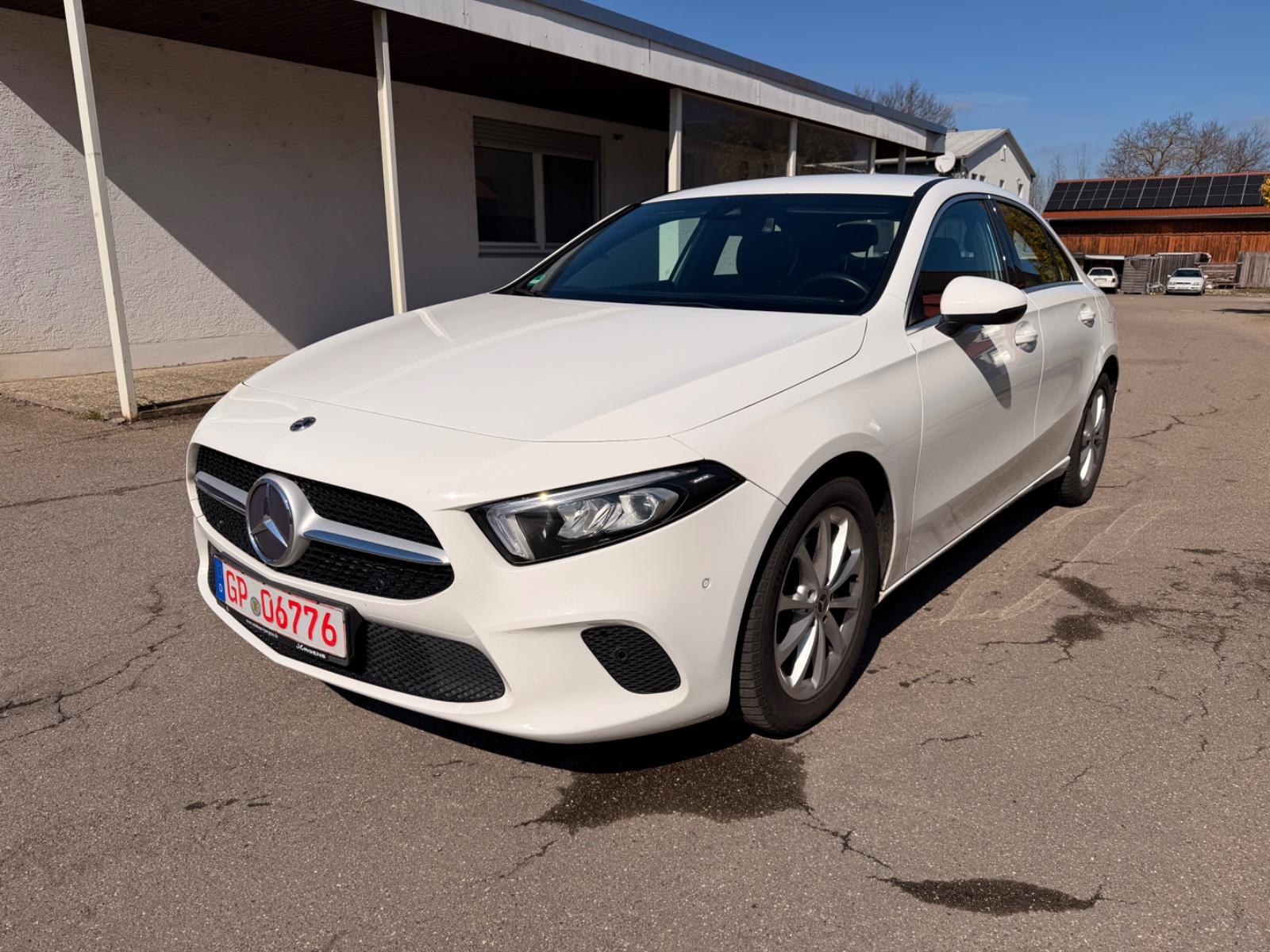 Mercedes-Benz A 180 A Limousine LED Leder Navi Sitzheizung