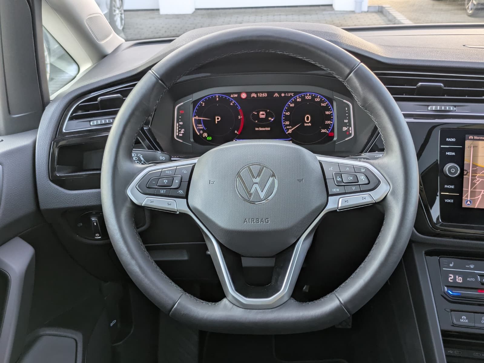 Fahrzeugabbildung Volkswagen Touran 2.0 DSG R-Line High BLACK Pano*7Si*IQ*AHK