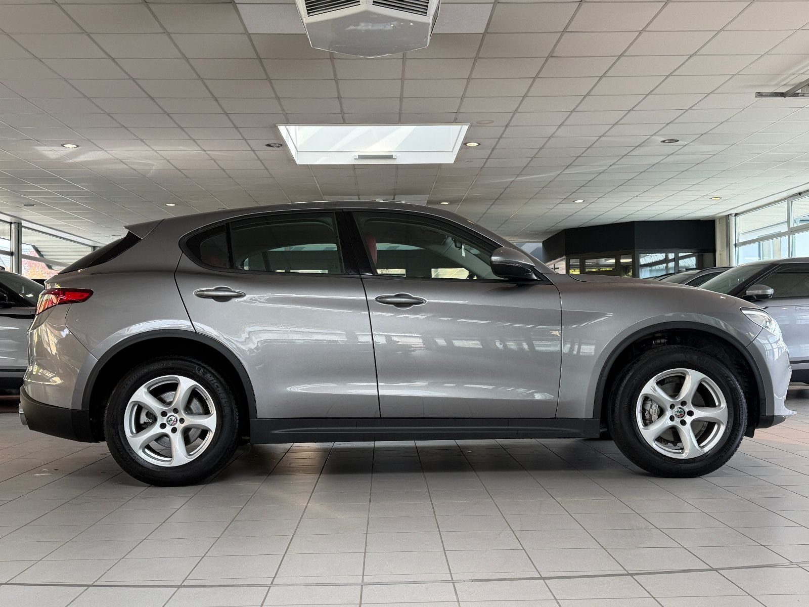 Fahrzeugabbildung Alfa Romeo Stelvio Super Q4/BI-XENON/PDC/AUTOMATIK/SPURHALT