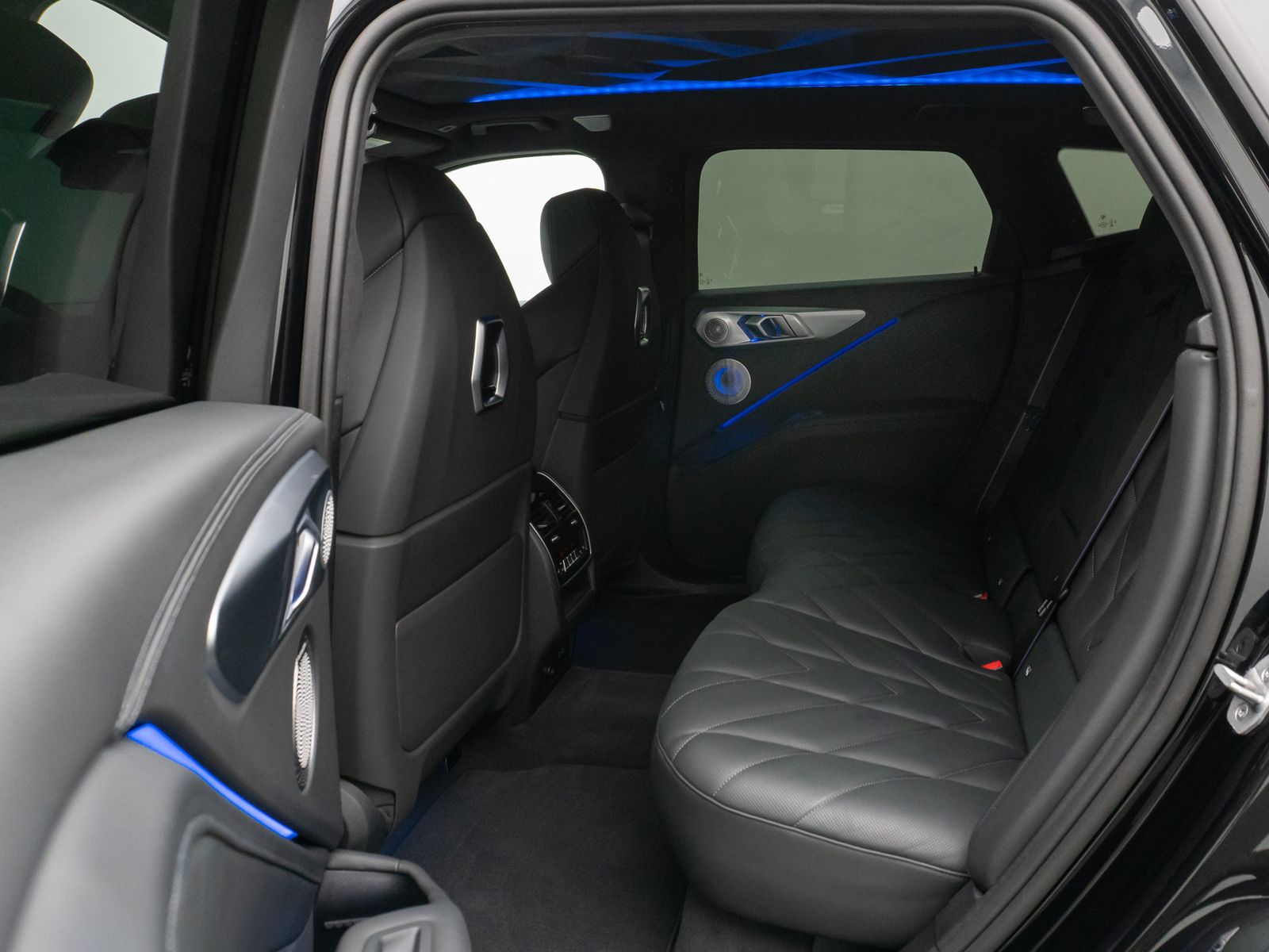 Fahrzeugabbildung BMW XM 360° HUD DAB B&W Massage SoftCl AHK 23Zoll