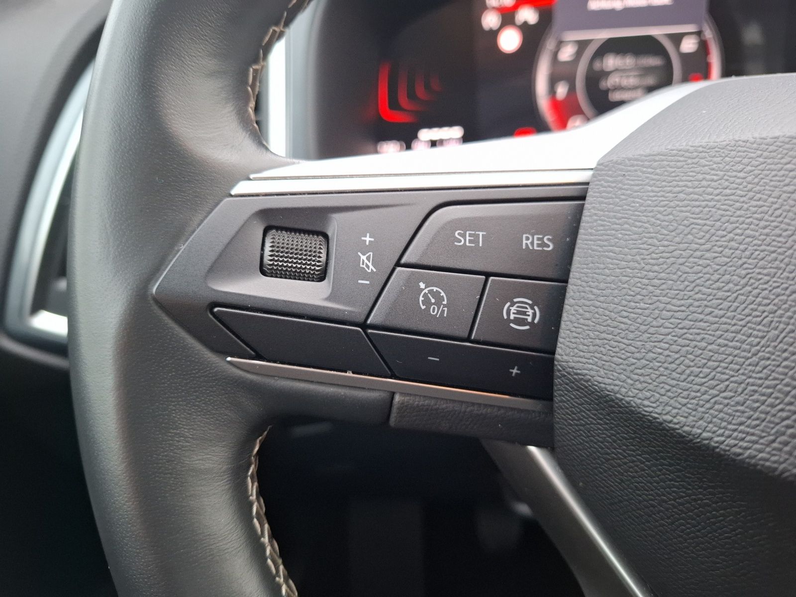 Fahrzeugabbildung SEAT Ateca TSI Style LED AHK Navi GRA PDC SH LM