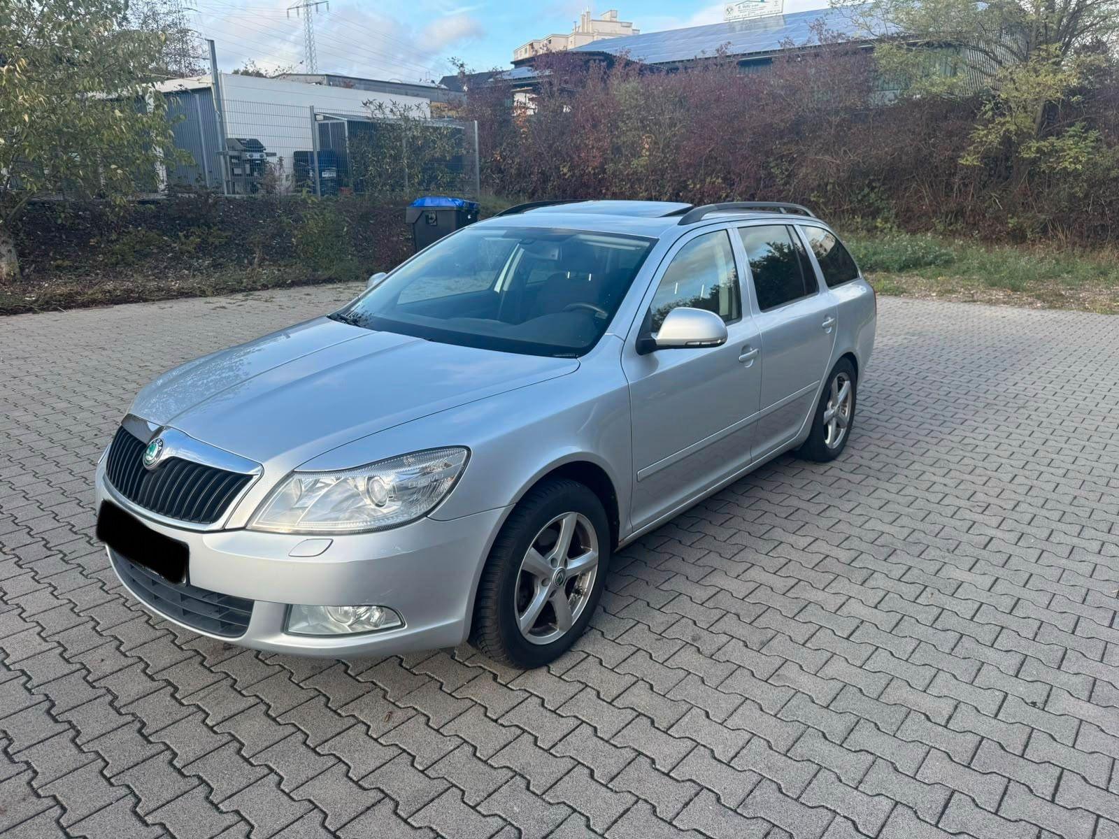 Skoda Octavia 2011 — rear view