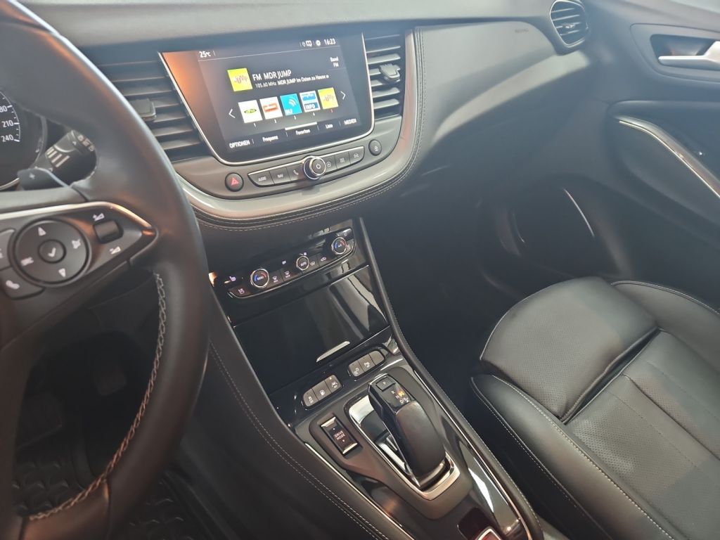 Fahrzeugabbildung Opel Grandland X Plug-in-Hybrid 4x4 1.6 DI Aut. Ultim