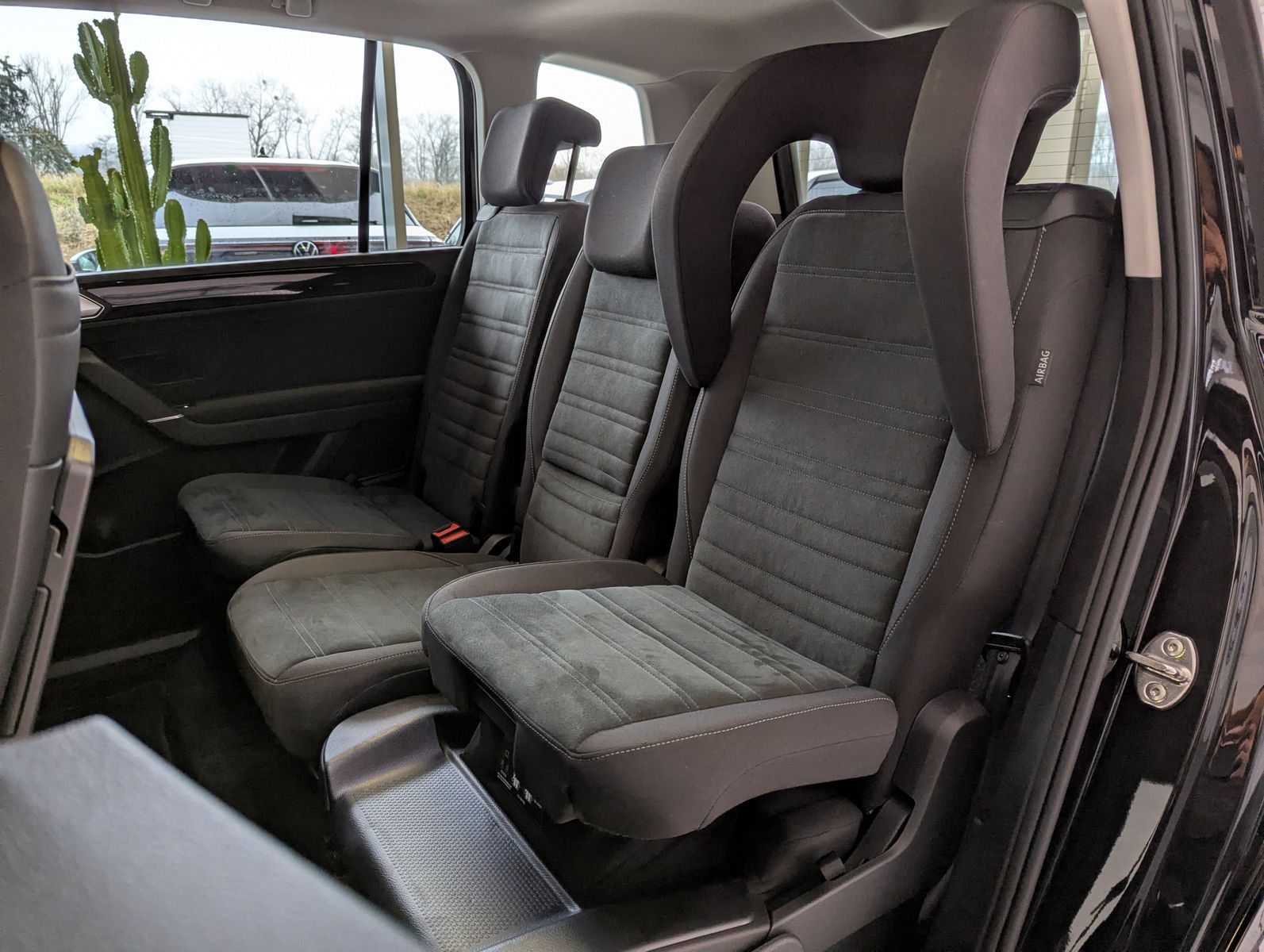 VW Touran 2.0 DSG R-Line High. Pano 7-Si IQ.Dri AHK - Image 14