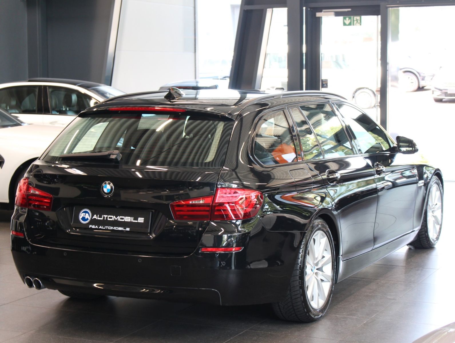 Fahrzeugabbildung BMW 530d Pano+Standhzg.+SoftClose+R.Kamera+NaviProf.