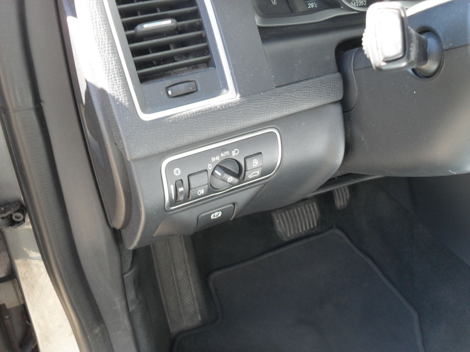 Fahrzeugabbildung Volvo XC 60 2.0 Automatik - Momentum 2WD