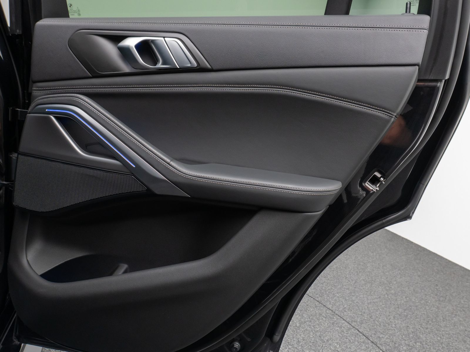 Fahrzeugabbildung BMW X6 xD30d M Sport DAB 360°DisplKey AHK Alarm 22"