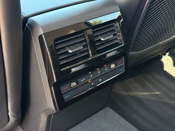 Volkswagen Touareg - 12