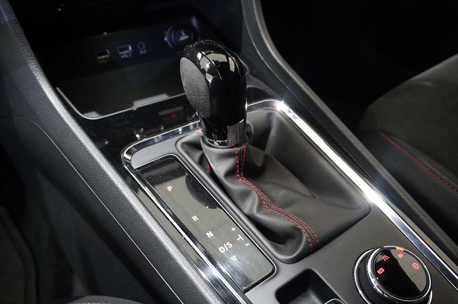 Fahrzeugabbildung SEAT Ateca 2.0 TDI FR SPORT DSG NAVI/LED/KAMERA/AHK