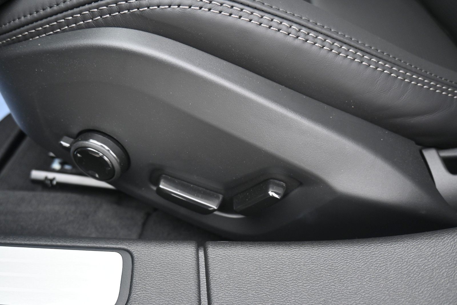 Fahrzeugabbildung Volvo V60 B4 DKG Ultra Dark*B&W*Massage*ACC*AHK*20"
