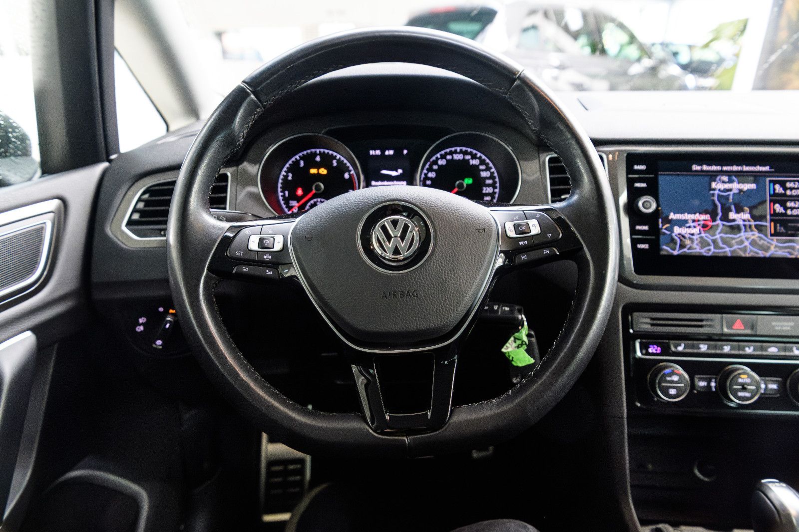 Fahrzeugabbildung Volkswagen Golf Sportsvan+LED+AHK+GJR+SHZ+NAVI+KAMERA