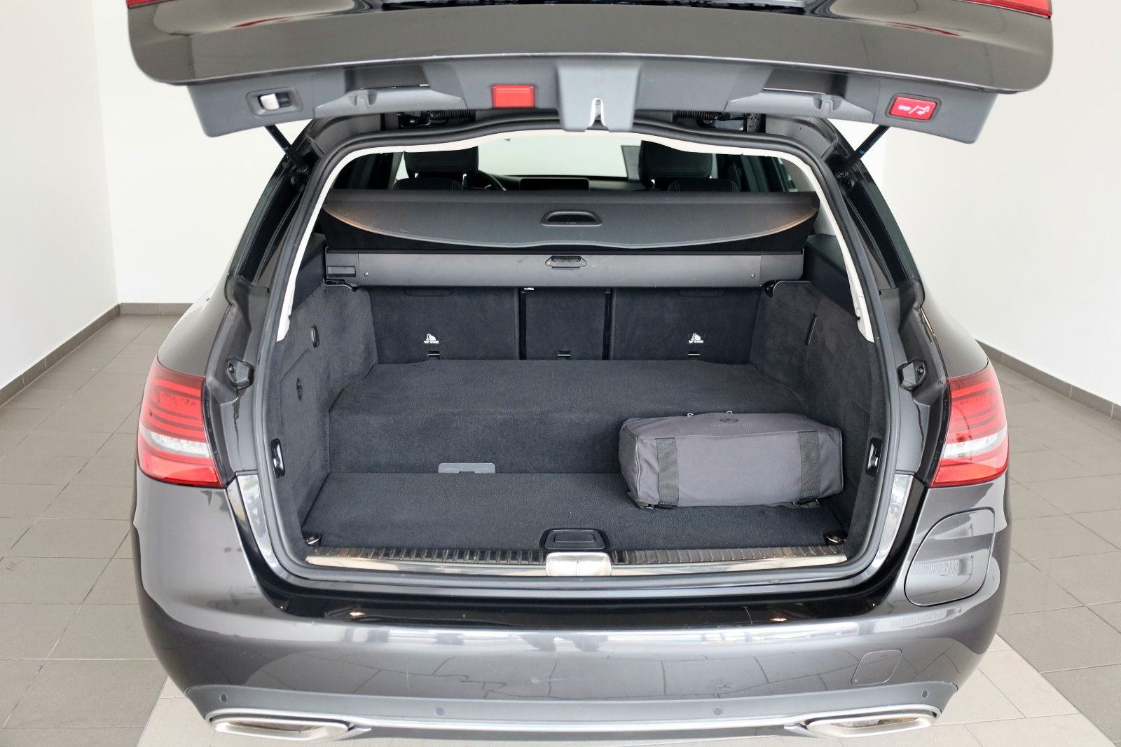 Fahrzeugabbildung Mercedes-Benz C 300e T Avantgarde Leder,Navi,LED,Kamera,SH,PDC