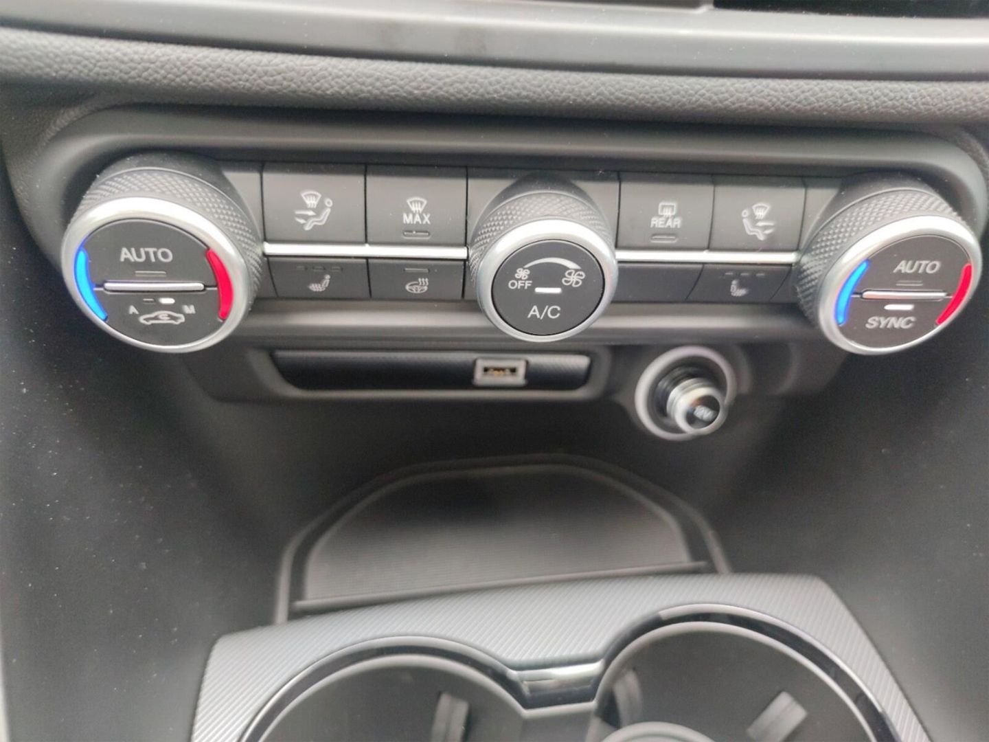 Fahrzeugabbildung Alfa Romeo Giulia 2.0 Turbo16V Q4 Veloce+PANO+HARMAN&KARDON