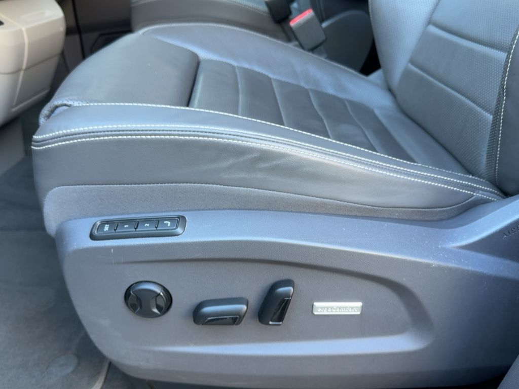 Fahrzeugabbildung Volkswagen T7 Multivan Standheizung  Leder  Winterpaket
