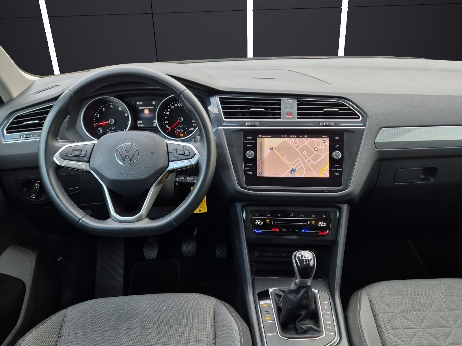 Fahrzeugabbildung Volkswagen Tiguan TSI Life LED AHK Navi Pano ACC Park-Assis