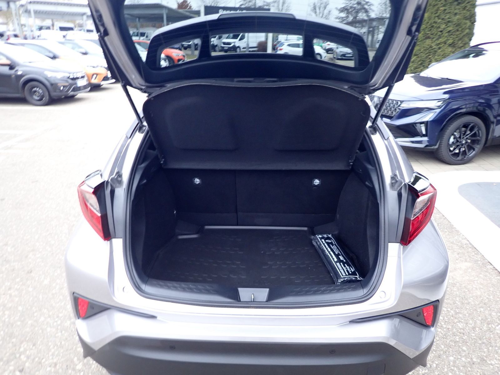 Fahrzeugabbildung Toyota C-HR Hybrid Team D