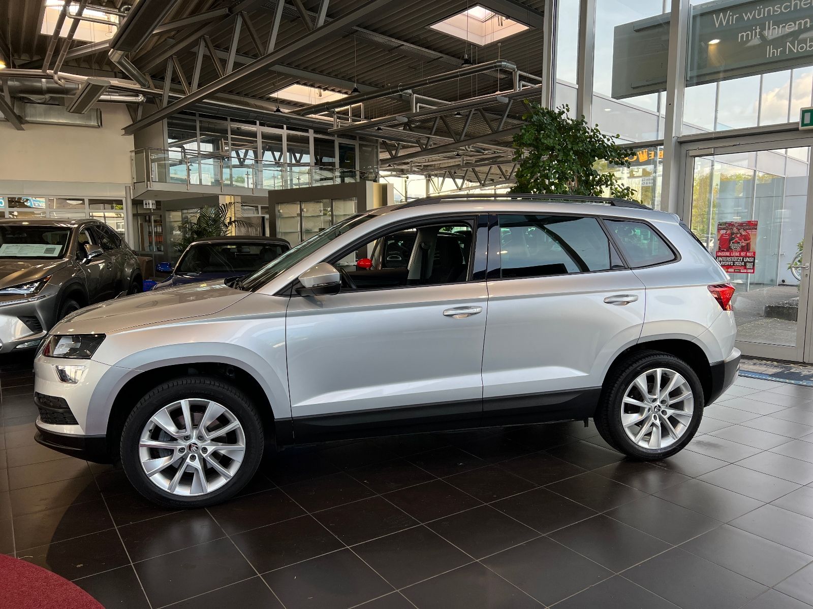 Fahrzeugabbildung SKODA Karoq Style ACC RFK NAV DAB SHZ vo + hi 18"