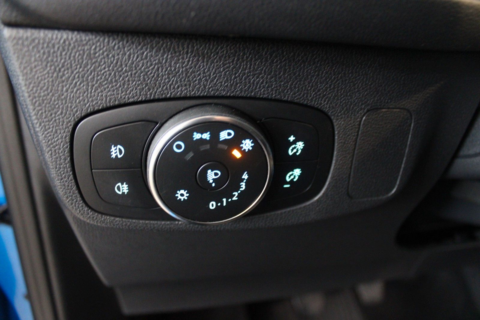 Fahrzeugabbildung Ford Focus Cool & Connect LED NAVI CAM PDC WinterPak.