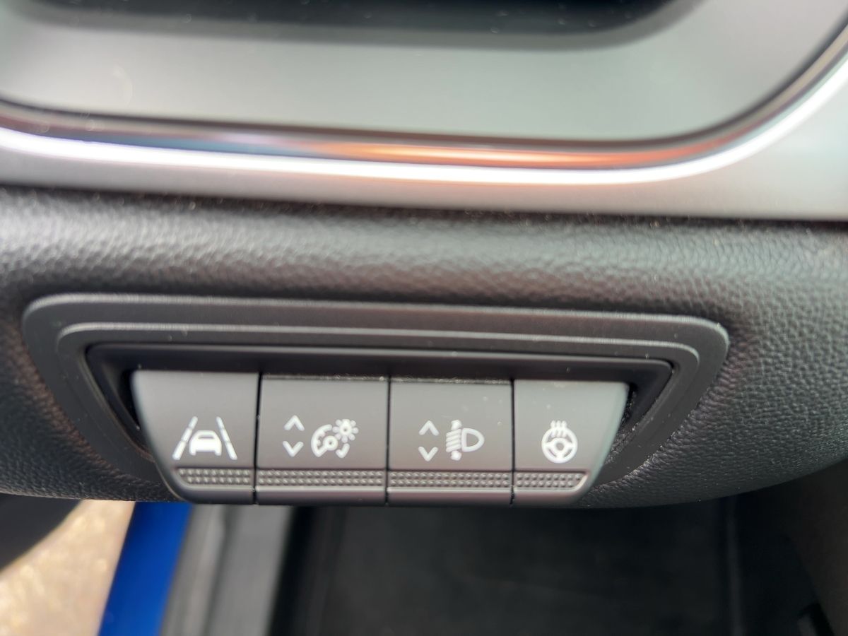 Fahrzeugabbildung Renault Captur INTENS TCe 140 EDC - mit KI generiert/bearbeitet