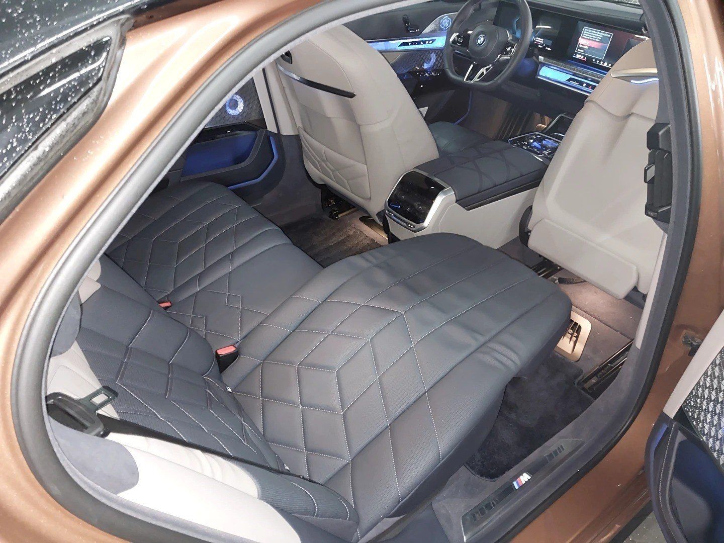 Fahrzeugabbildung BMW i7 M70 xDrive Limousine Sonderlackierung B&W Sur
