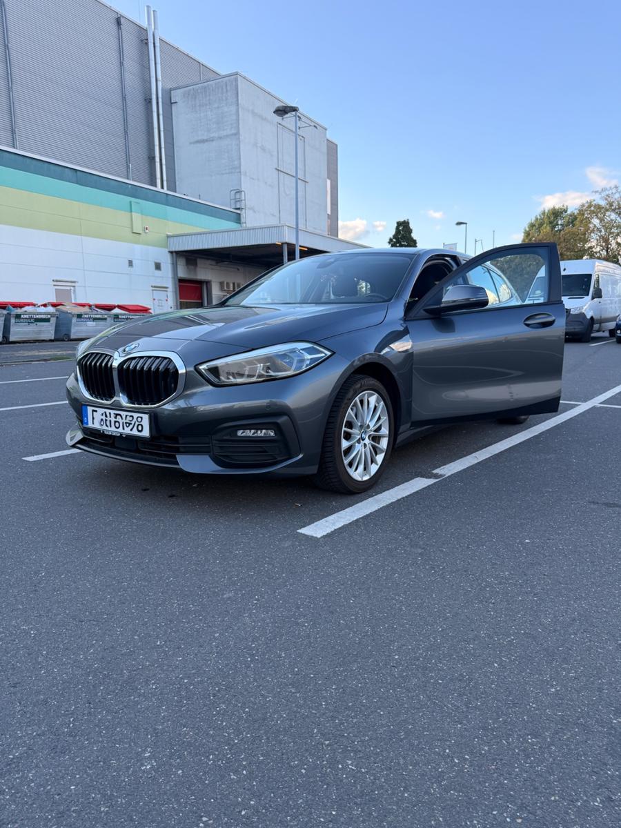 BMW 118 i Advantage EZ 01/21 Mineral Grau