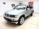 BMW X5 4.6is - - silberne BMW X5