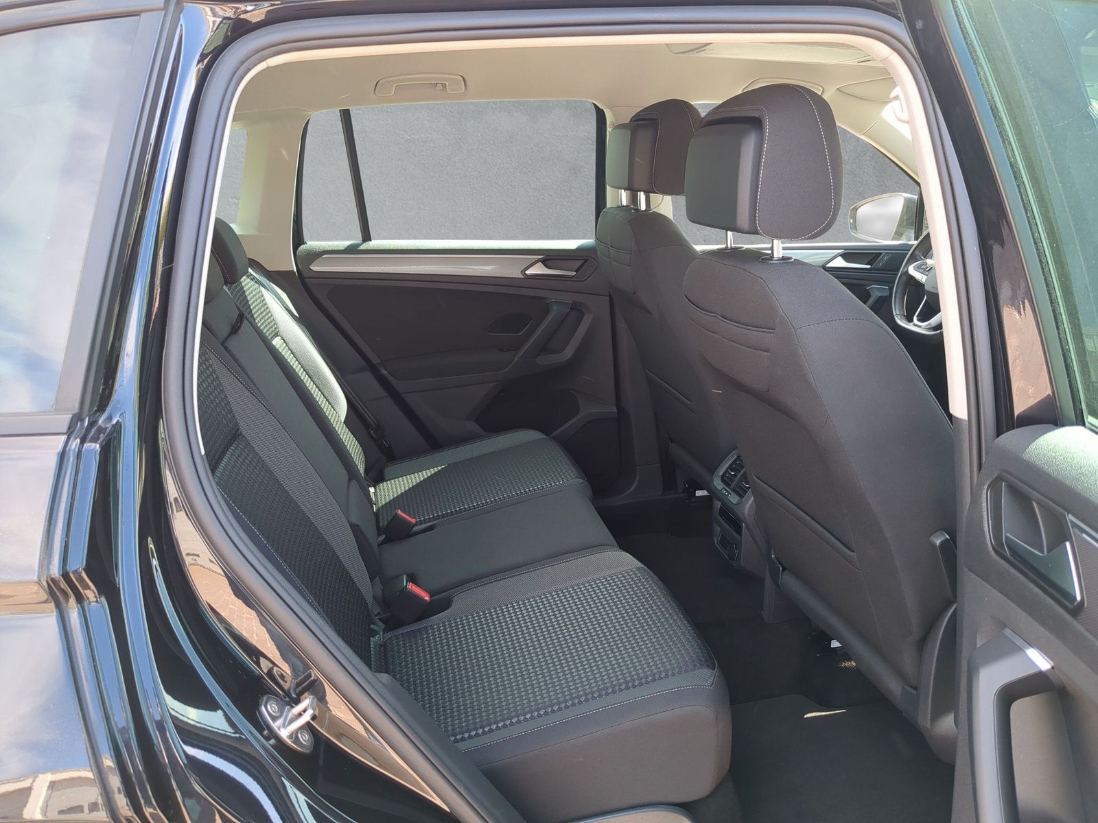 Fahrzeugabbildung Volkswagen Tiguan Active 1.5 TSI DSG App-Connect LED