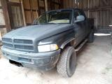 Dodge RAM Pickup Geländewagen Zugmaschine longbed - Dodge aus 2000