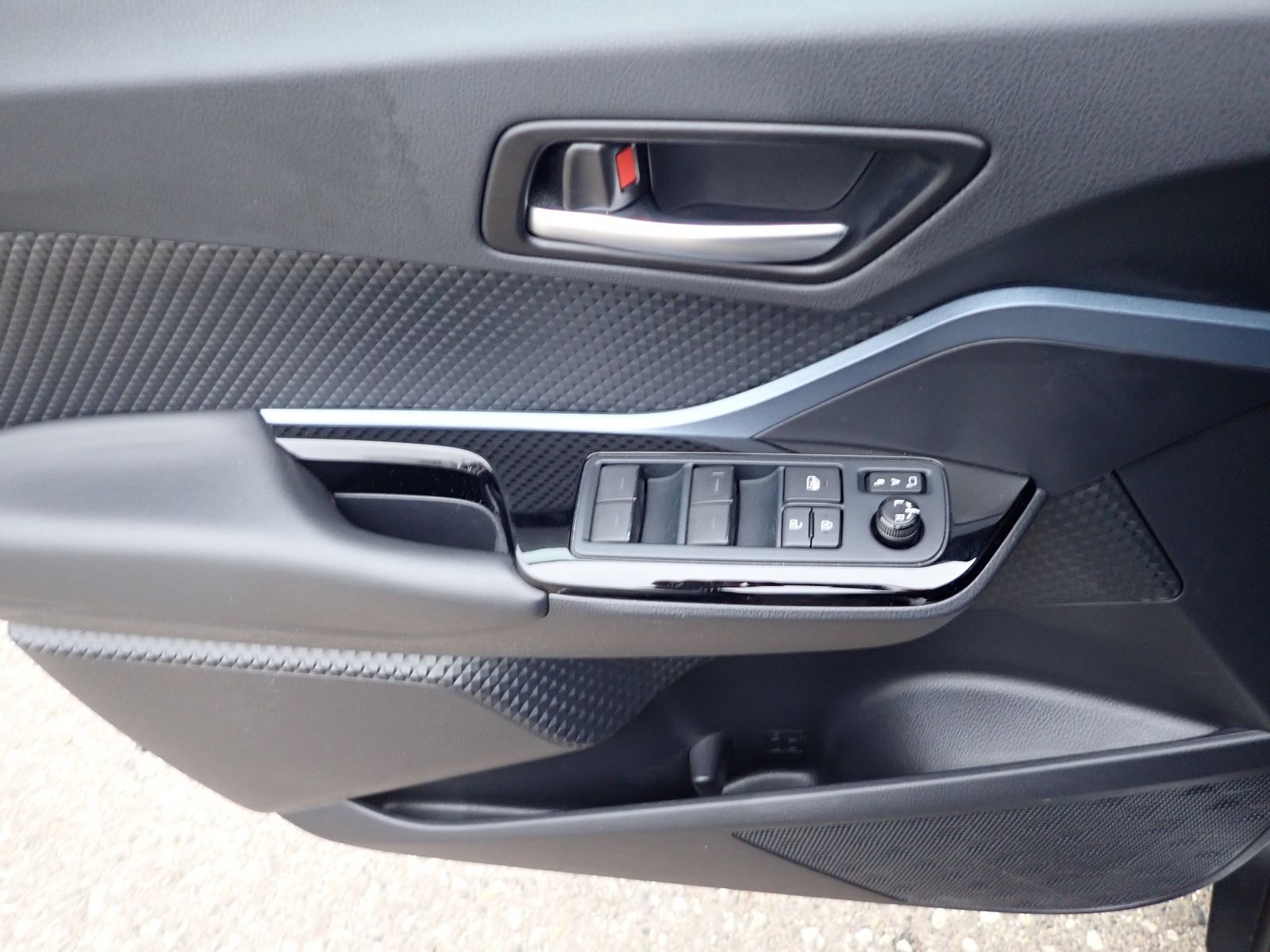 Fahrzeugabbildung Toyota C-HR Hybrid Team D