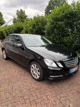 Mercedes-Benz Mercedes E220 CDI Blue Efficiency - Mercedes-Benz E 220 aus 2012 mit Diesel-Antrieb: Limousine