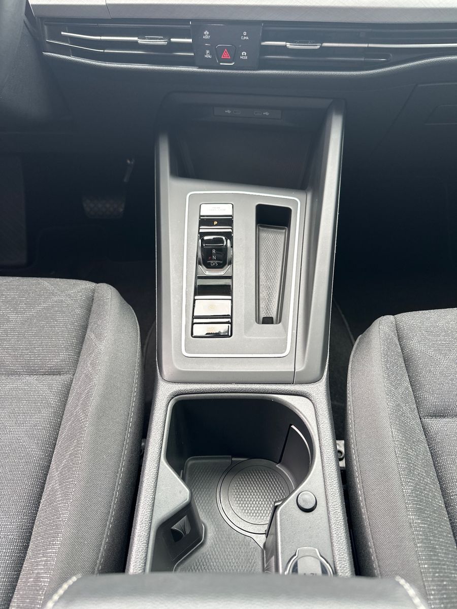 Fahrzeugabbildung Volkswagen Golf 2.0 TDI DSG Life NAV+LED+PANO+AHK+STHZ+HUD