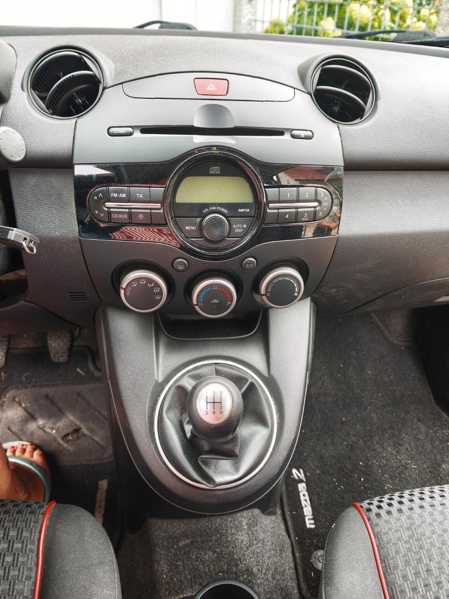 Mazda 2 1.5 MZR Sports-Line weiß / 1. Hand / TÜV neu 