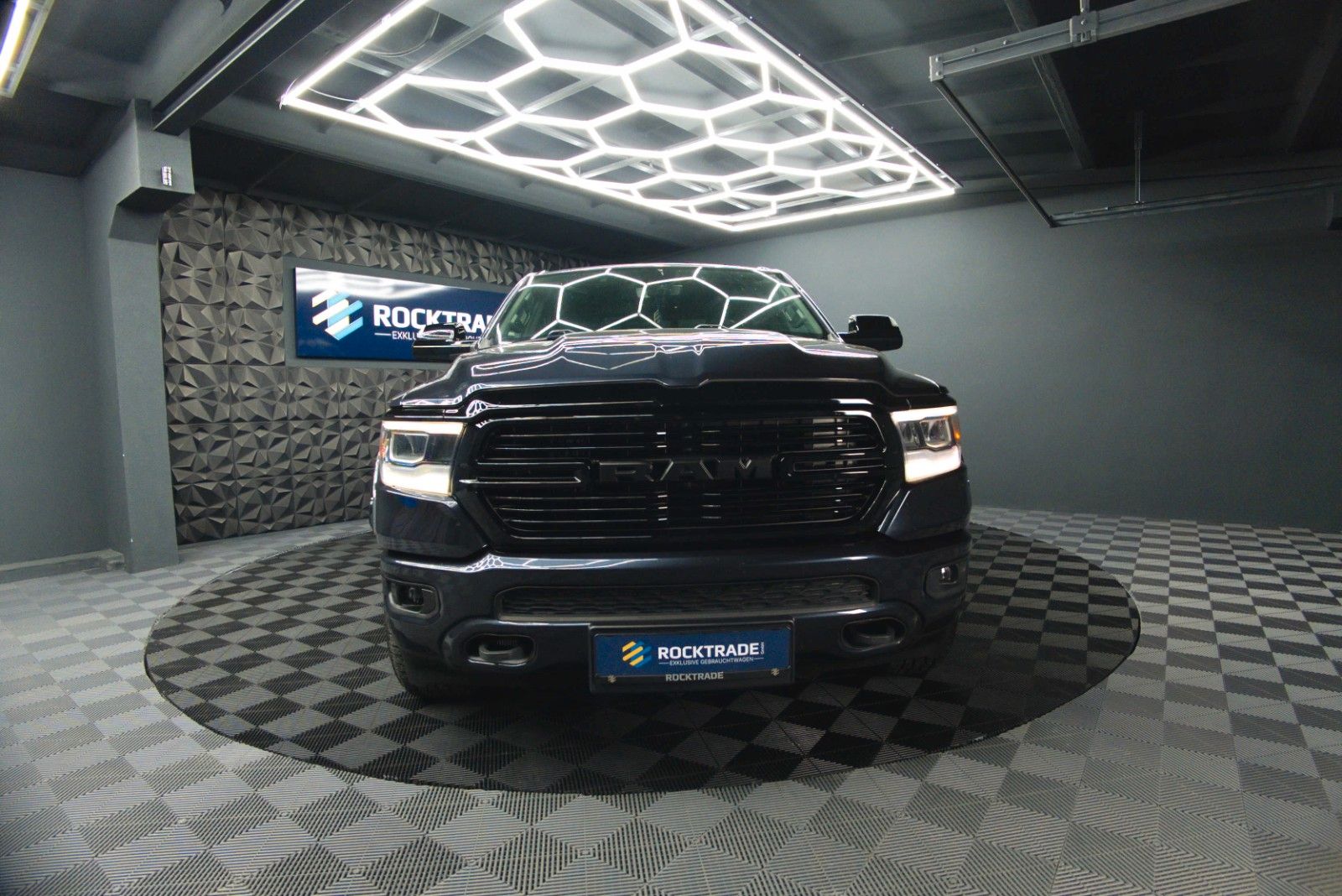 Fahrzeugabbildung Dodge RAM 5.7 V8 HEMI 4x4 OFFROAD Night-Paket LONGBED