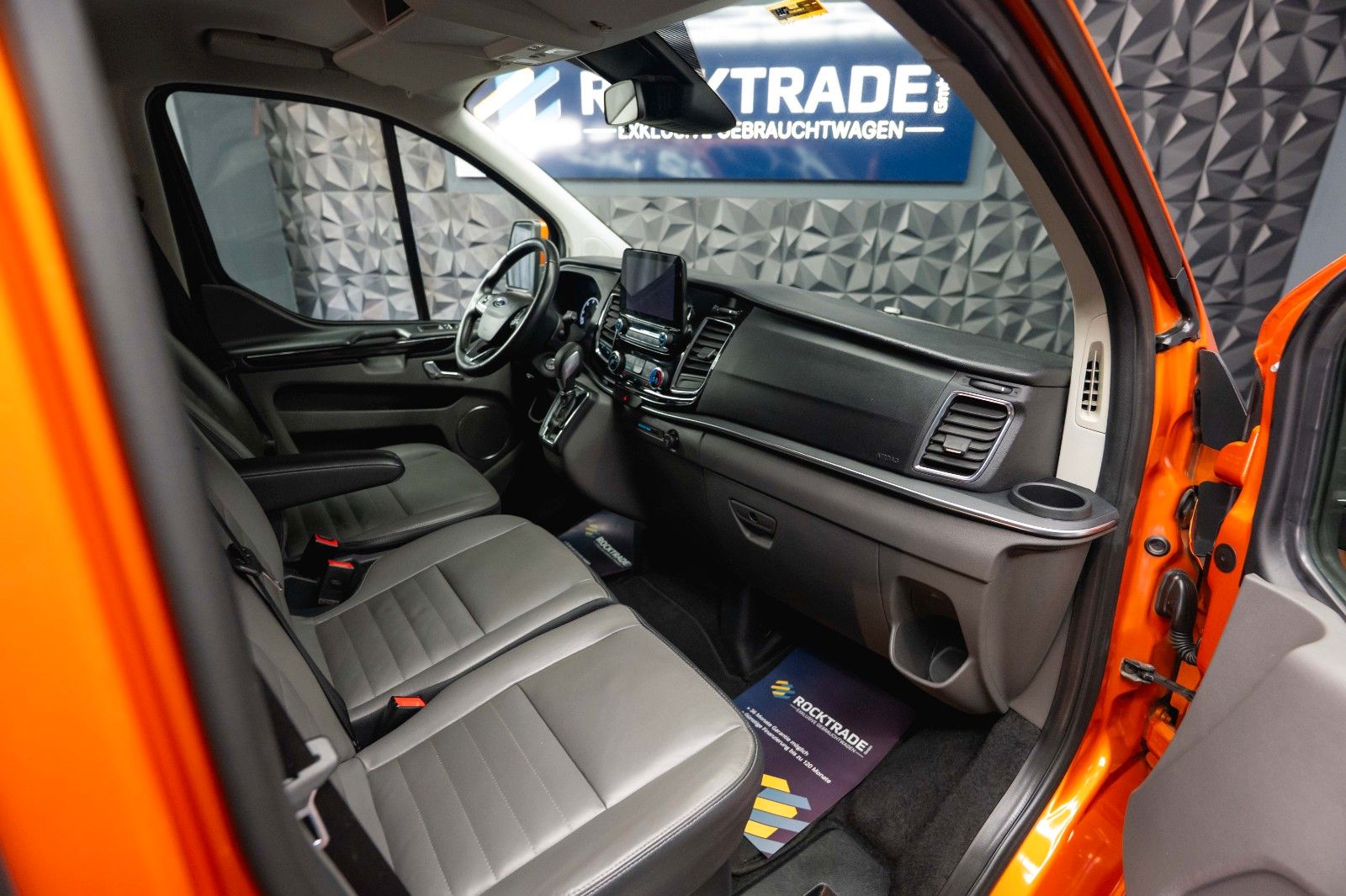 Fahrzeugabbildung Ford Tourneo Custom Kombi 320 L2 Trend Lang 9 Sitze