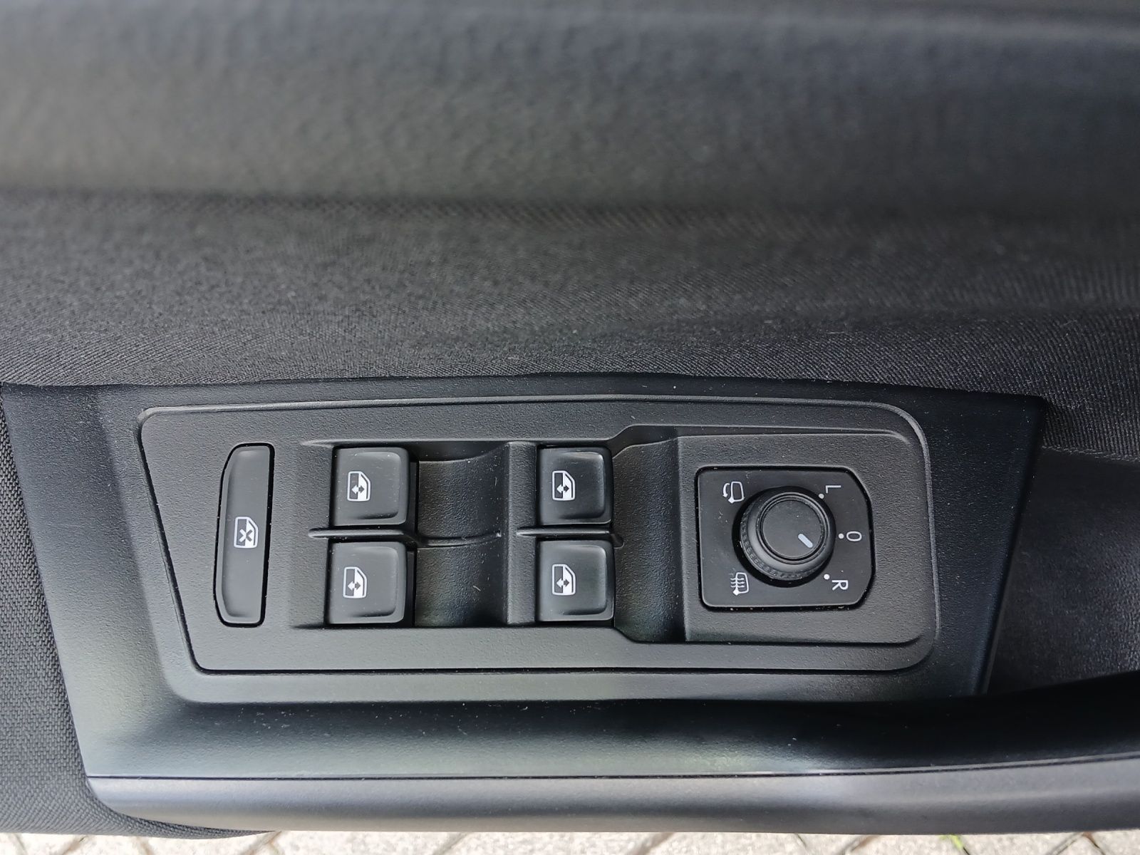 Fahrzeugabbildung Volkswagen T-Roc TSI Life DSG LED AHK Navi AID ACC RFK SH 1