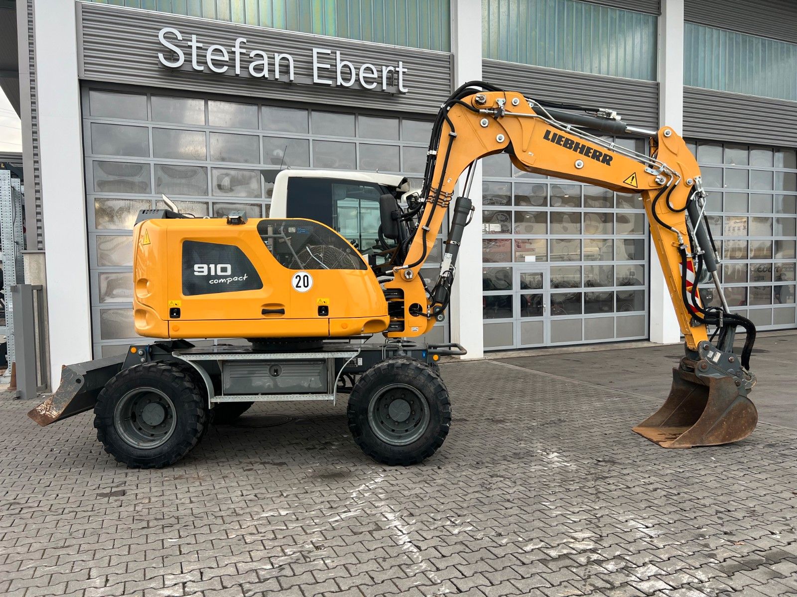 Fahrzeugabbildung Liebherr A 910 C Litronic / 2.381h / SW33