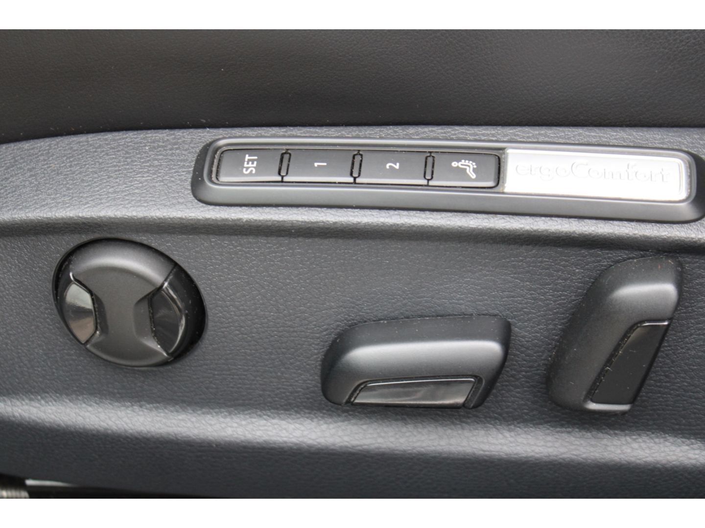 Fahrzeugabbildung Volkswagen Passat Variant Highline R-Line LED ACC StHZg Led