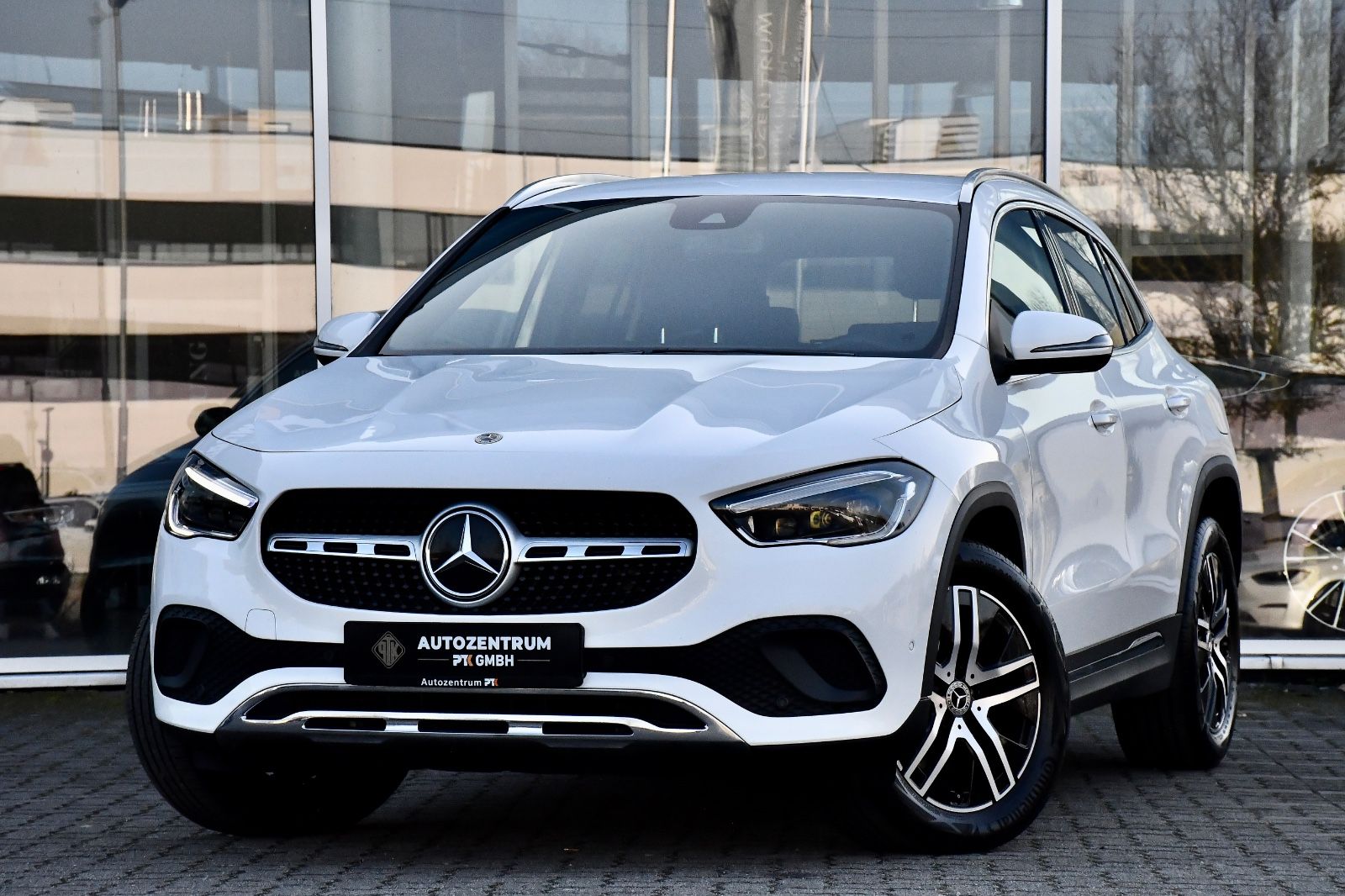 MERCEDES-BENZ GLA220 d 4Matic MultiBeam Standheizung MBUX