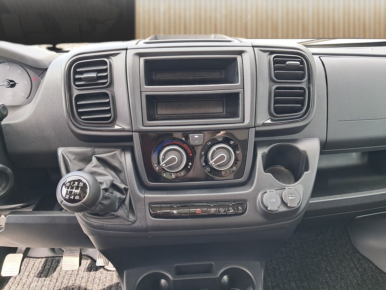 Fahrzeugabbildung Eura Mobil Van V 595 HB RFK, Radio DAB, Klimaauto, Solar,