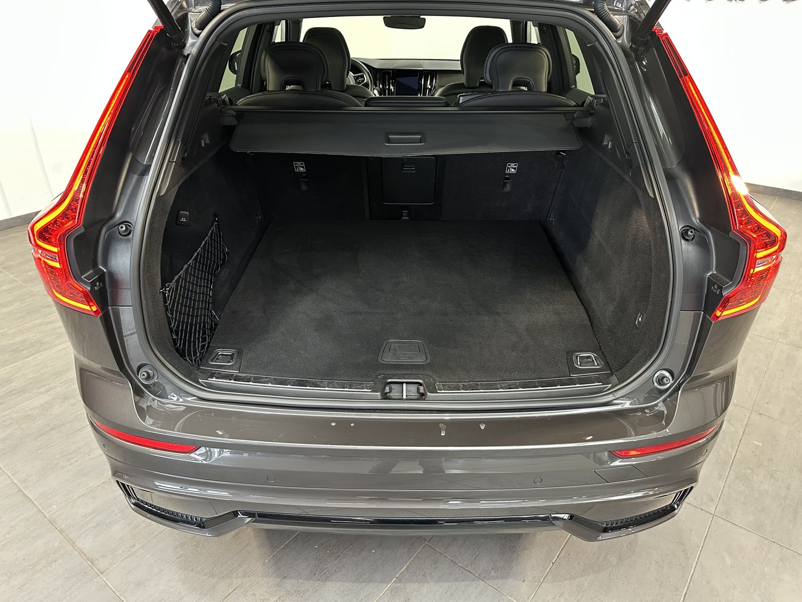 Fahrzeugabbildung Volvo XC60 T6 Plus Dark AT AWD NAV+LED+ACC+360°+PANO