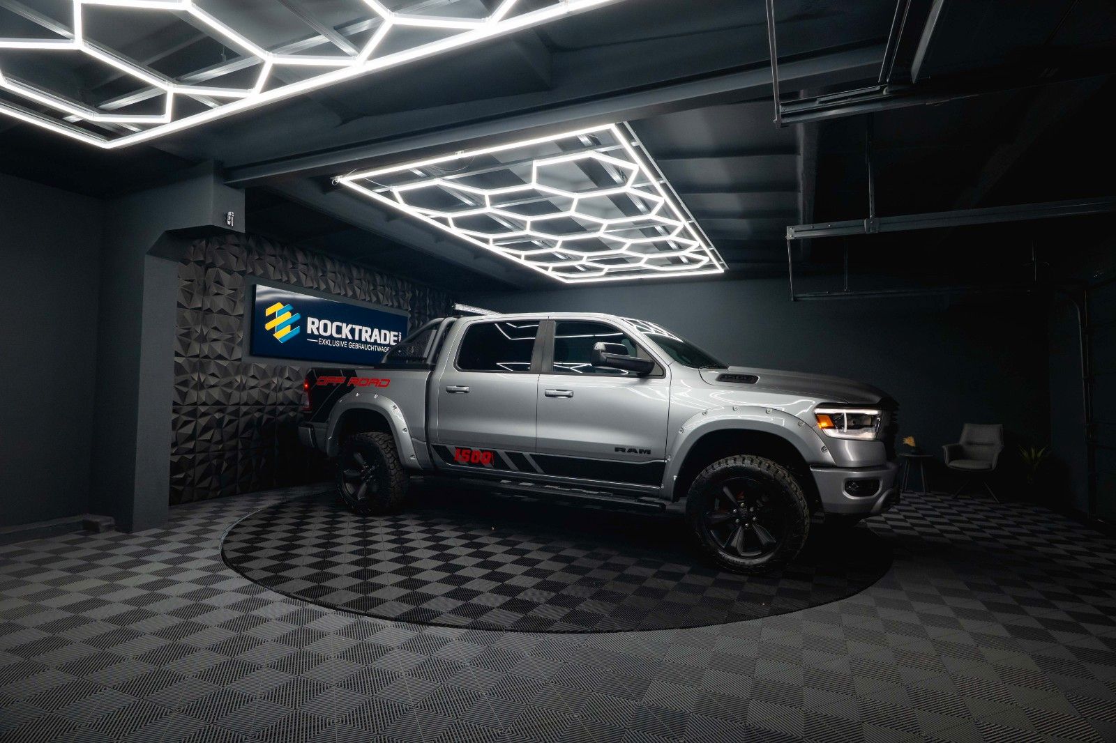 Fahrzeugabbildung Dodge RAM 5.7 V8 HEMI 4x4 OFFROAD NightPaket AXLE LOCK