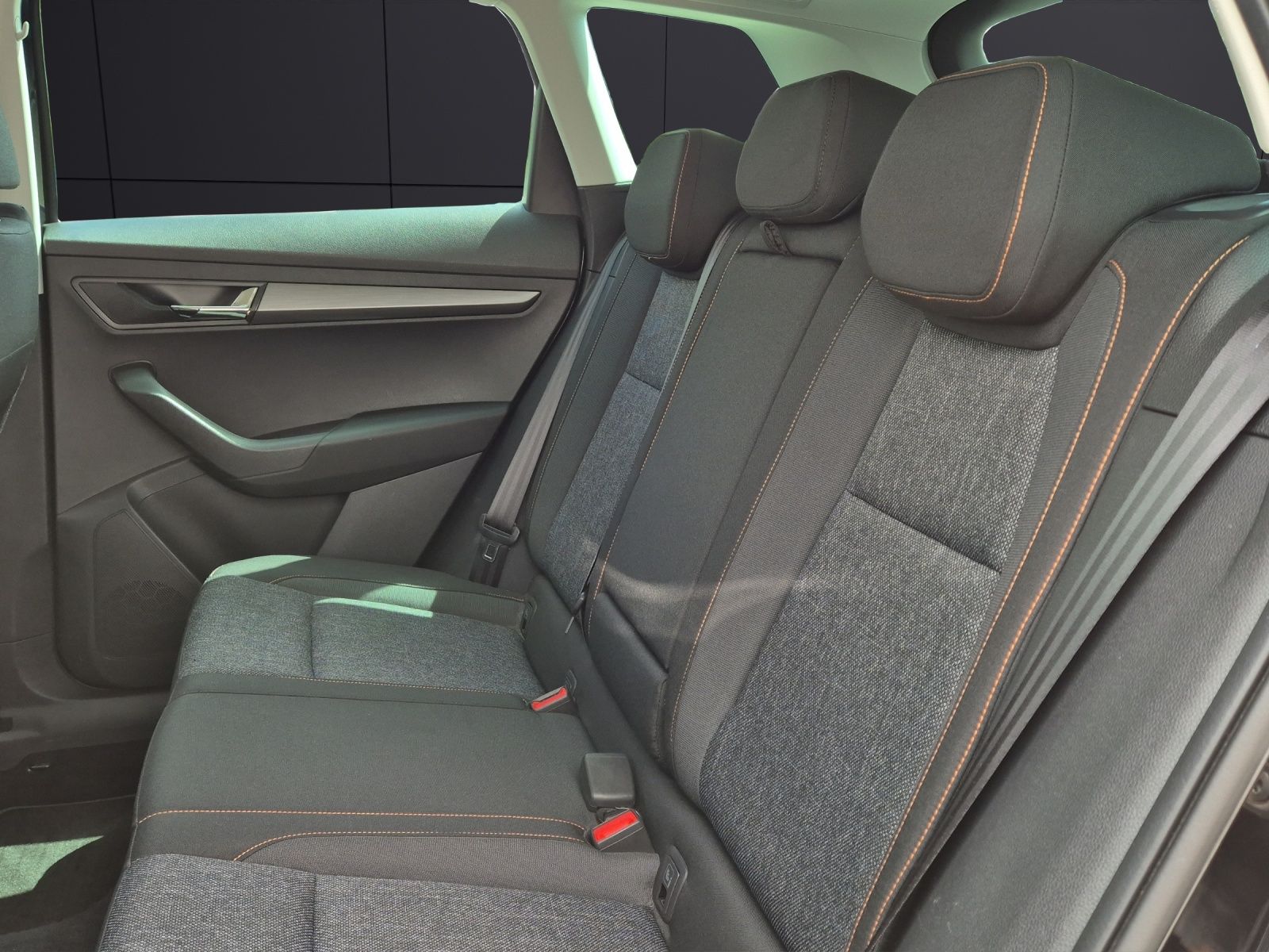 Fahrzeugabbildung SKODA Karoq TSI Clever DSG LED AHK Navi VC ACC RFK SH