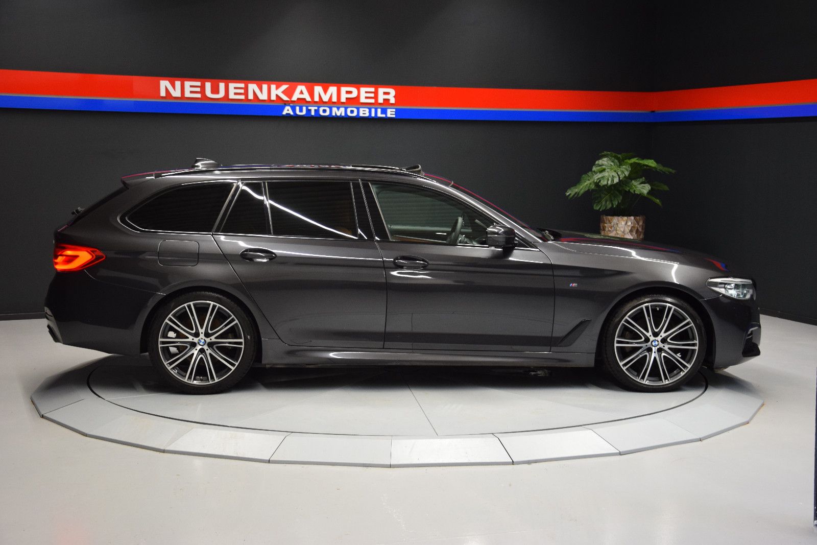 Fahrzeugabbildung BMW 520 d xDrive M Sport Leder Panorama H&K 360°