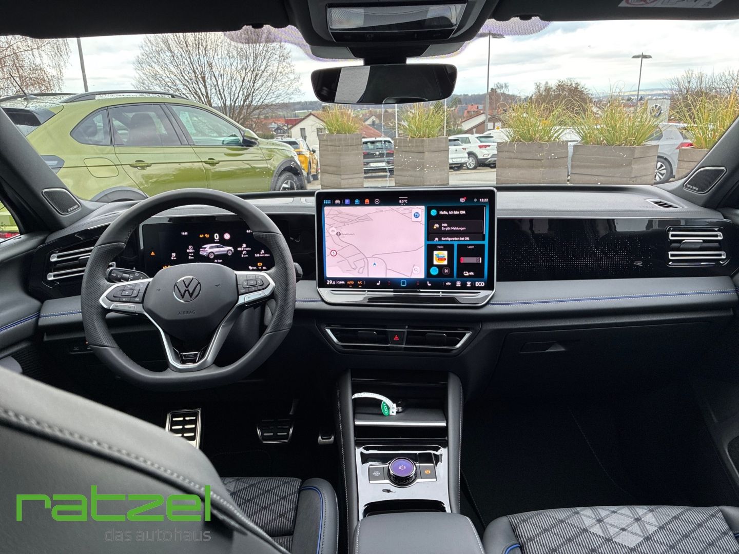 Fahrzeugabbildung Volkswagen Tiguan R-LINE eHybrid Standh.+AHK+HARMAN+IQ.Ligh