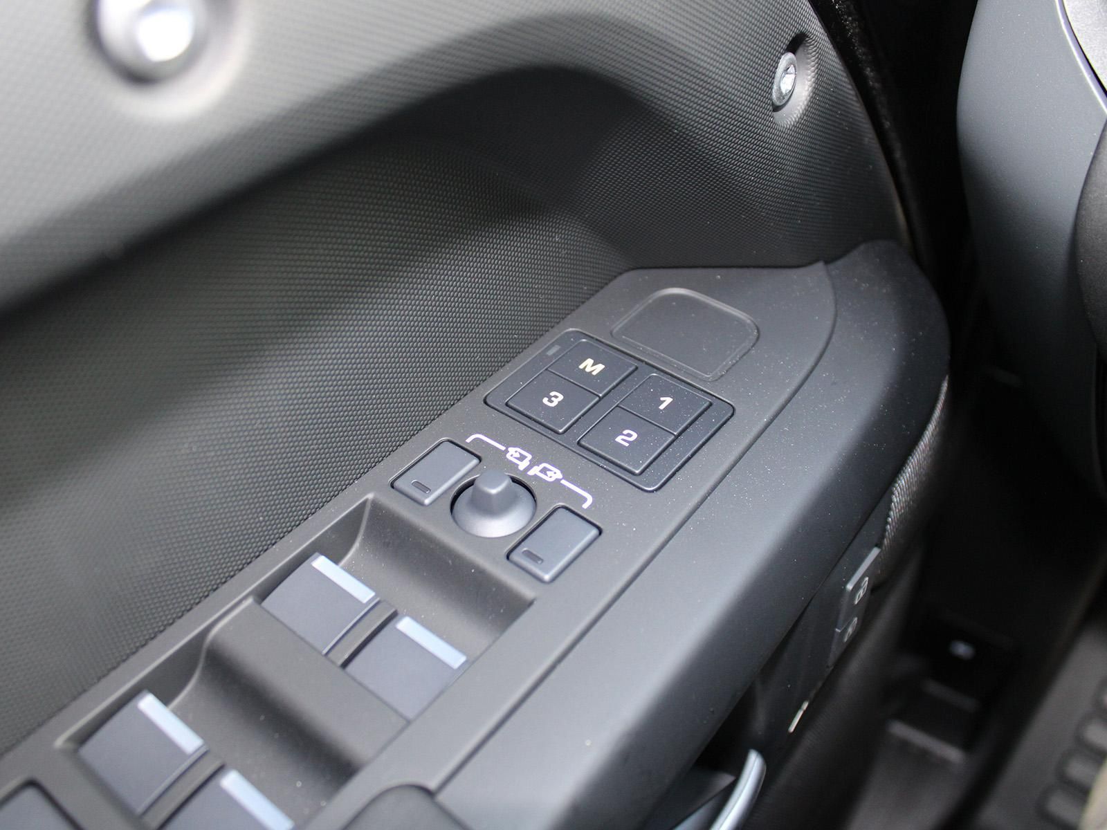 Fahrzeugabbildung Land Rover Land Rover Defender 130 D350 X-Dynamic SE