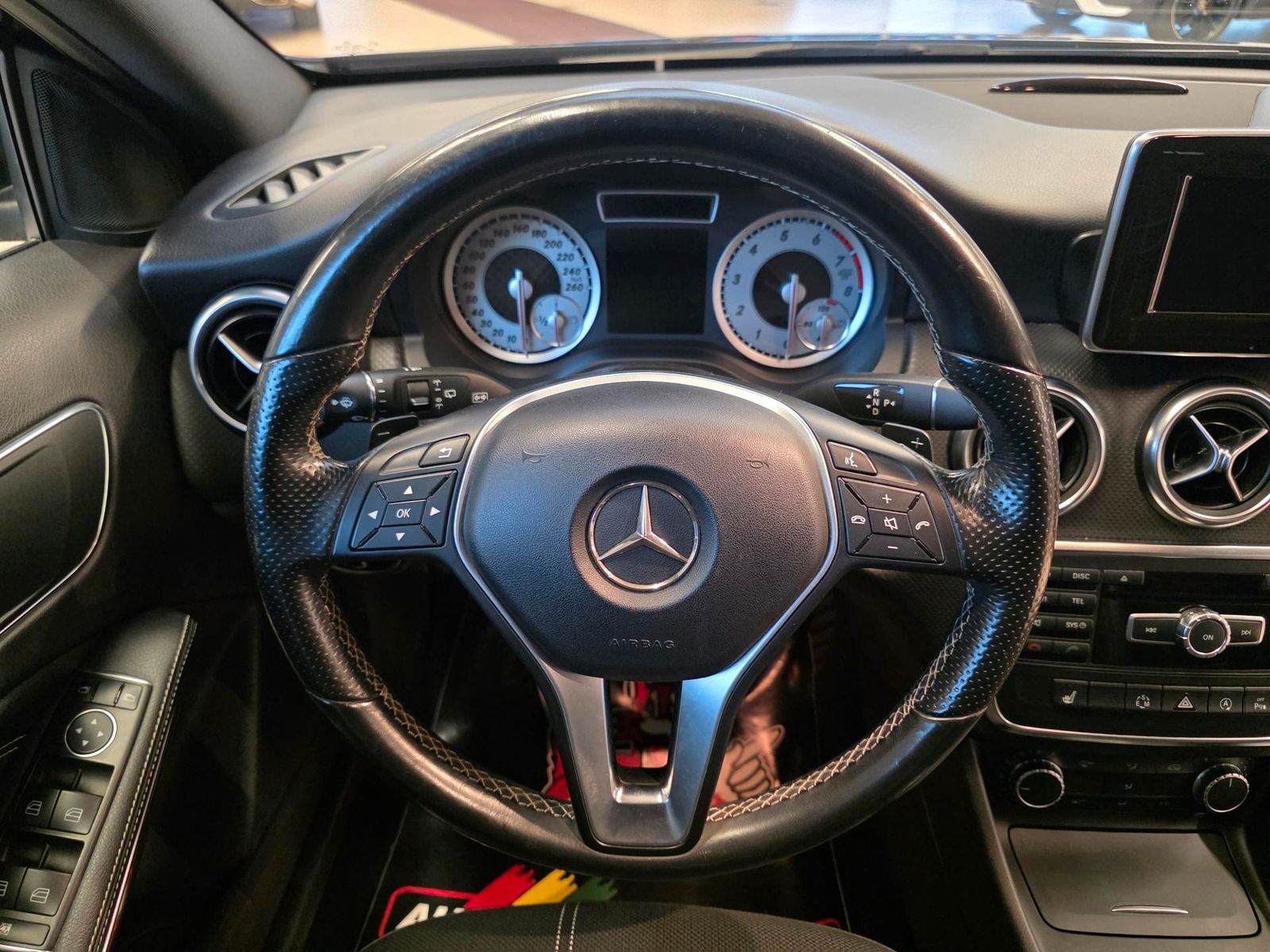 Fahrzeugabbildung Mercedes-Benz A180 Automatik /BiXenon/Navi/Teilleder/Park-As.