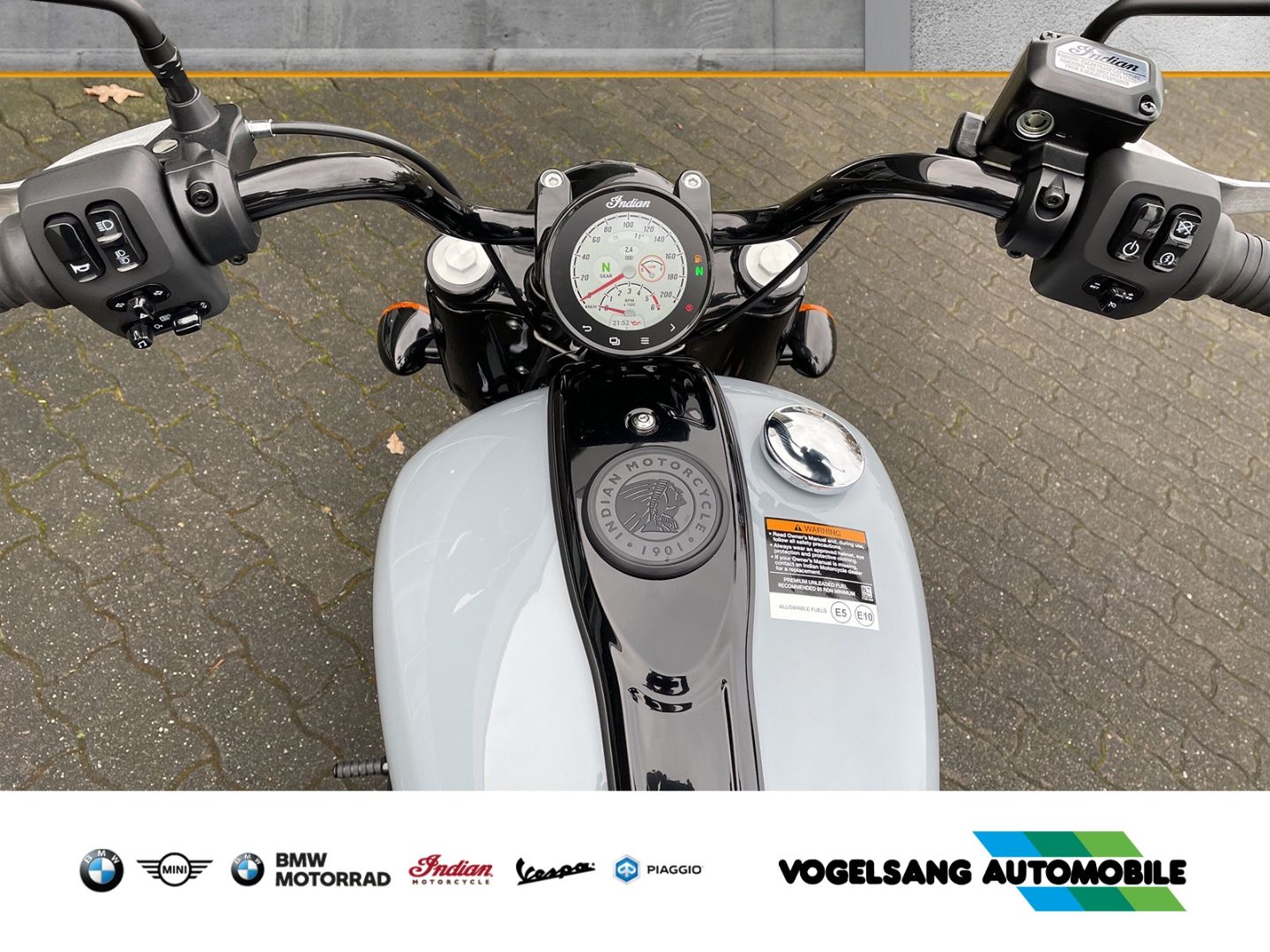 Fahrzeugabbildung Indian Chief Bobber Dark Horse, Navigation, seitl. Kenn